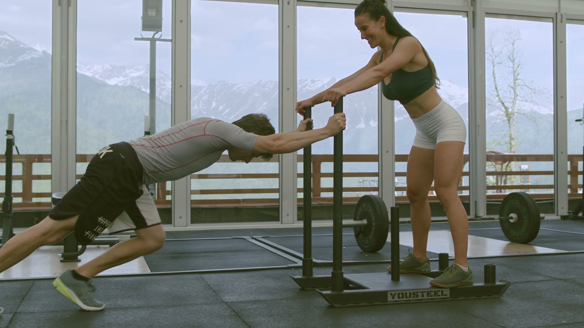Atletas realizando entrenamiento híbrido con trineo