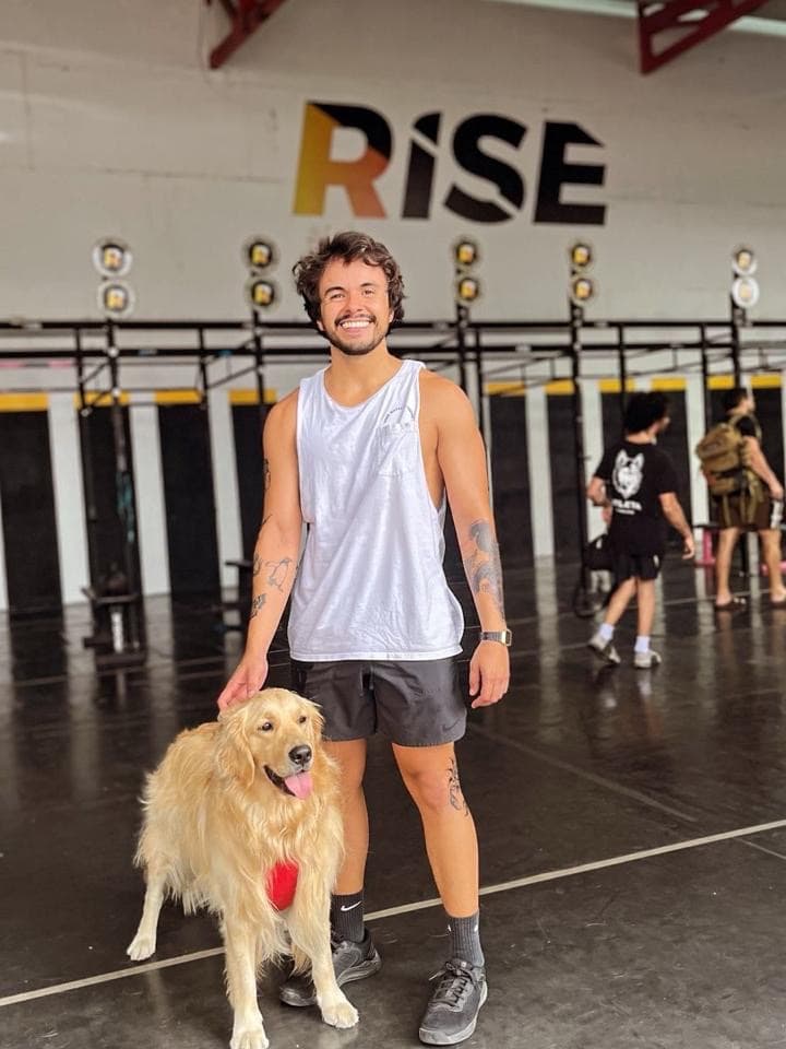 Miembro de Rise junto a su perro dentro del gimnasio pet friendly